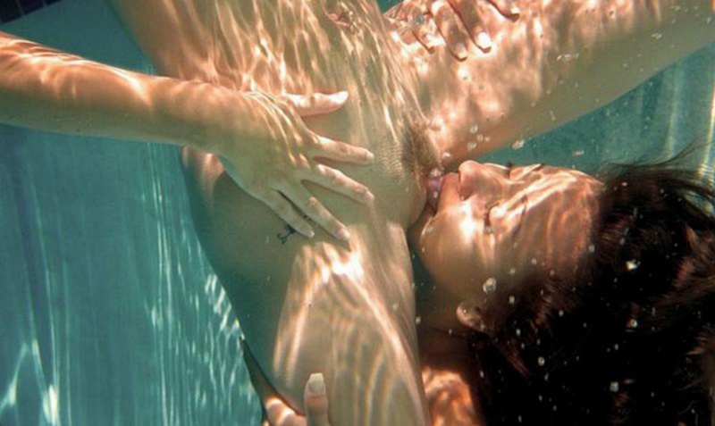 Двеки трахаются под водой в бассейне 6 фото