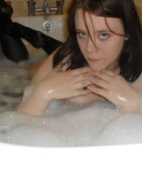 Толстушка развлекается с вибраторами в ванной 6 фотография