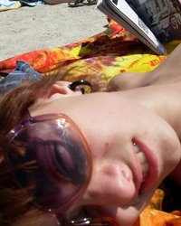 Телки отдыхают на пляже без лифчика 6 фото