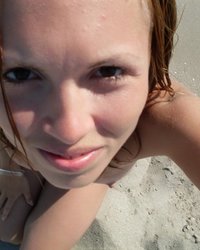 Телки отдыхают на пляже без лифчика 19 фото
