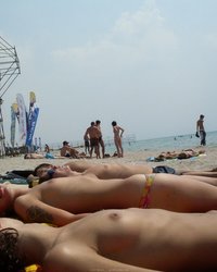 Телки отдыхают на пляже без лифчика 24 фото
