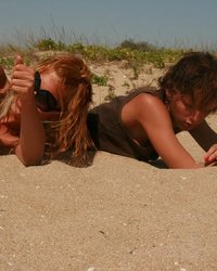 Телки отдыхают на пляже без лифчика 35 фото