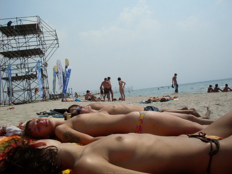 Телки отдыхают на пляже без лифчика 24 фото