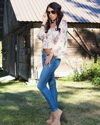 Sara Kristina обожает джинсы и открытые блузки 2 фотография