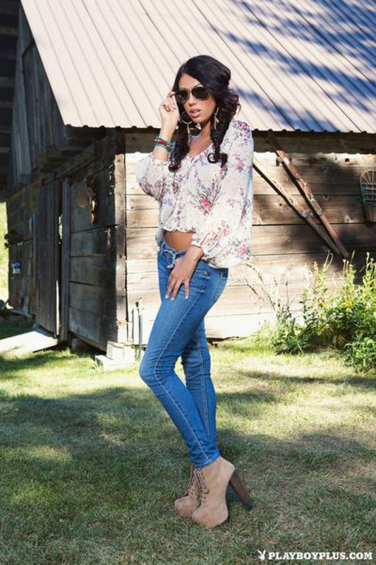 Sara Kristina обожает джинсы и открытые блузки 2 фото