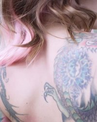 Татуированная девушка хвалится пышными формами 2 фотография