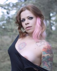 Татуированная девушка хвалится пышными формами 18 фото