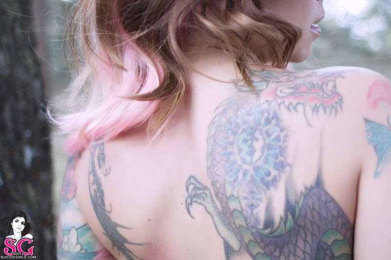 Татуированная девушка хвалится пышными формами 2 фото