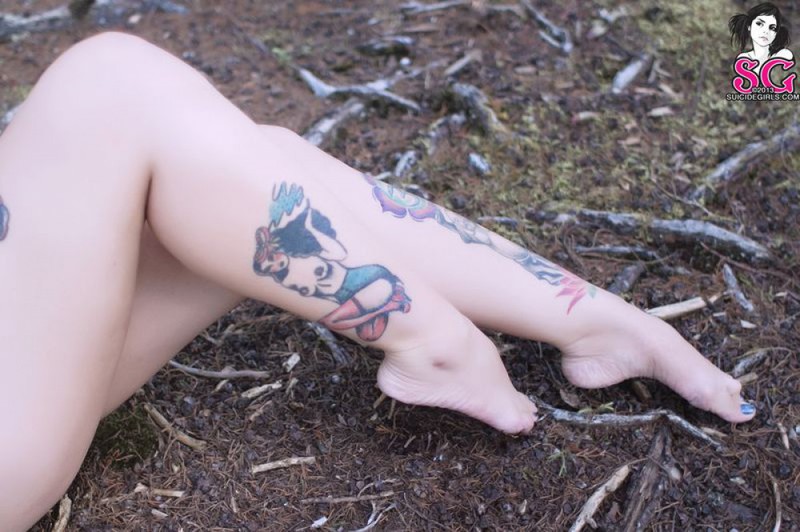 Татуированная девушка хвалится пышными формами 14 фото