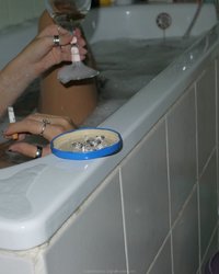 Влюбленные отметили годовщину шашлыком и шампанским в ванне 11 фотография