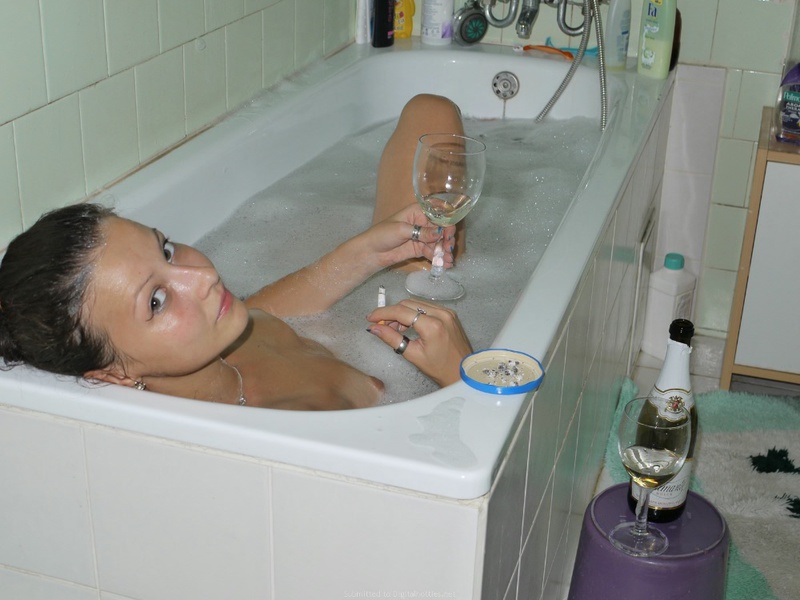 Влюбленные отметили годовщину шашлыком и шампанским в ванне 13 фото