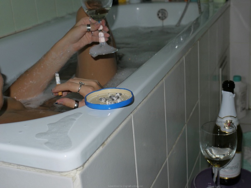 Влюбленные отметили годовщину шашлыком и шампанским в ванне 11 фото