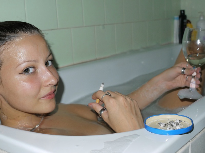 Влюбленные отметили годовщину шашлыком и шампанским в ванне 12 фото