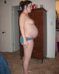 Беременная телочка раздевается перед камерой 4 фотография