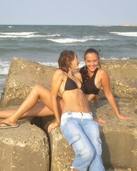 Две подруги светят подтянутыми попками на пляже 13 фотография
