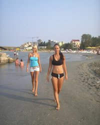 Две подруги светят подтянутыми попками на пляже 16 фотография