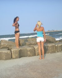 Две подруги светят подтянутыми попками на пляже 12 фотография