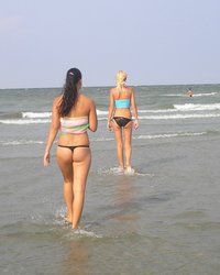 Две подруги светят подтянутыми попками на пляже 8 фото