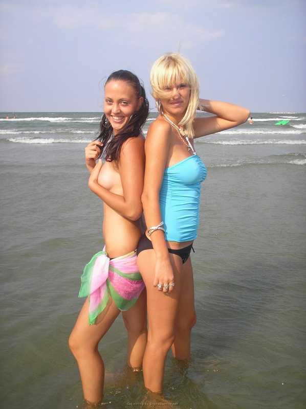 Две подруги светят подтянутыми попками на пляже 6 фото