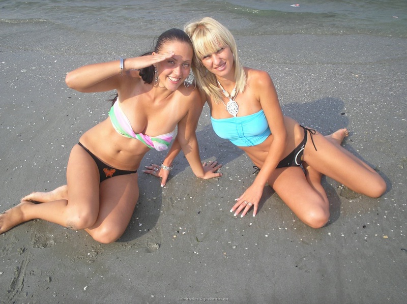 Две подруги светят подтянутыми попками на пляже 7 фото