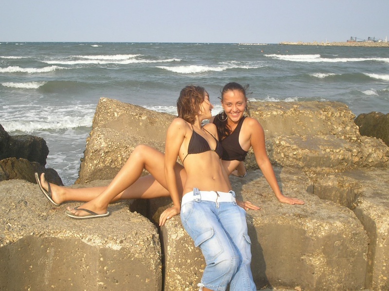 Две подруги светят подтянутыми попками на пляже 13 фото