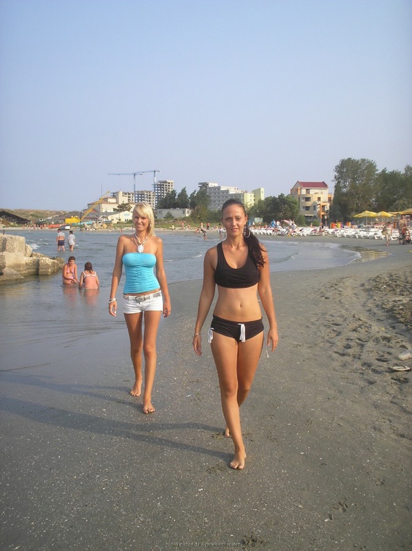 Две подруги светят подтянутыми попками на пляже 16 фото