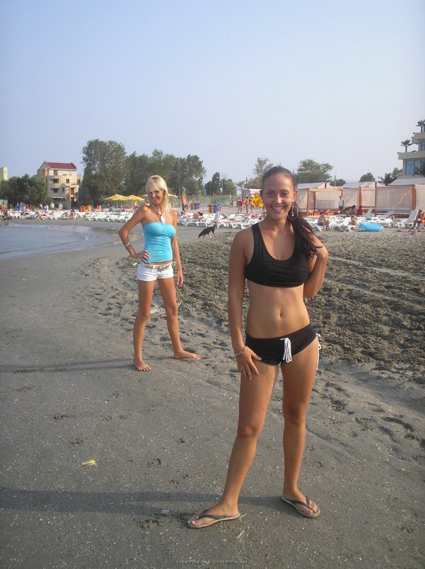 Две подруги светят подтянутыми попками на пляже 15 фото