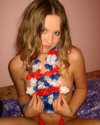 Американка-патриотка мастурбирует киску пальчиками 3 фото