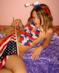 Американка-патриотка мастурбирует киску пальчиками 6 фото