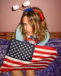 Американка-патриотка мастурбирует киску пальчиками 12 фото