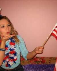 Американка-патриотка мастурбирует киску пальчиками 22 фотография