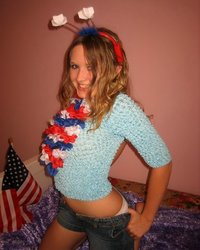 Американка-патриотка мастурбирует киску пальчиками 23 фотография