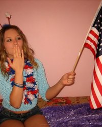 Американка-патриотка мастурбирует киску пальчиками 21 фото