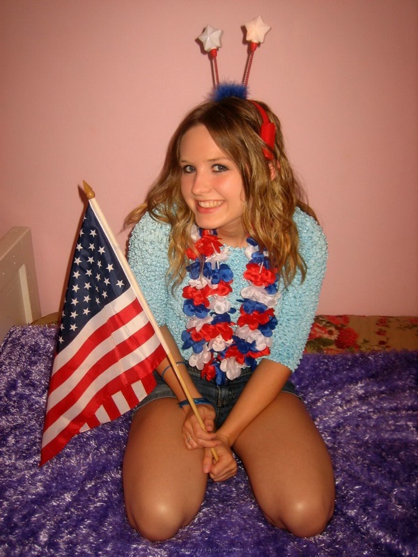 Американка-патриотка мастурбирует киску пальчиками 4 фото