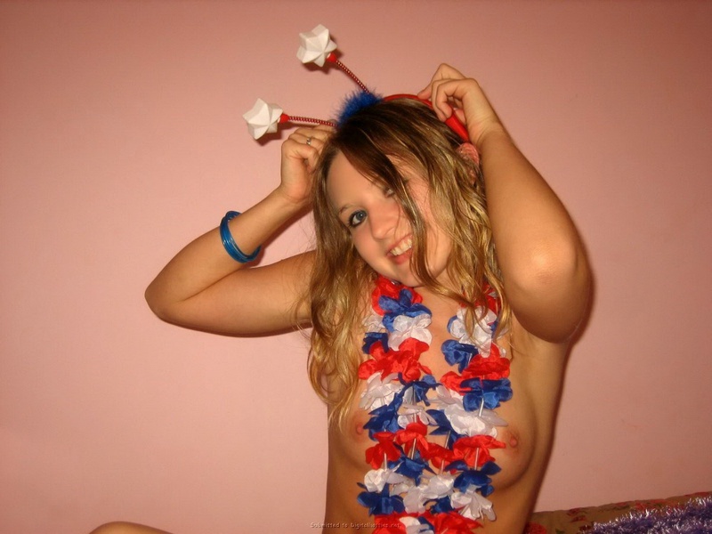 Американка-патриотка мастурбирует киску пальчиками 5 фото