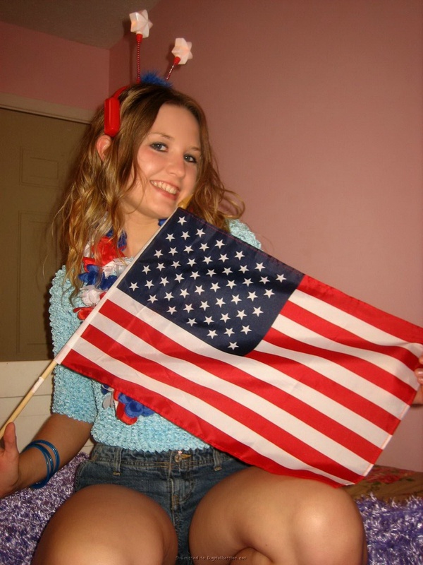 Американка-патриотка мастурбирует киску пальчиками 27 фото