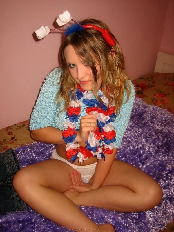 Американка-патриотка мастурбирует киску пальчиками 31 фото