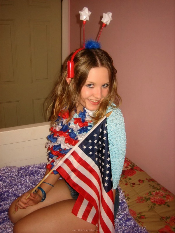 Американка-патриотка мастурбирует киску пальчиками 25 фото