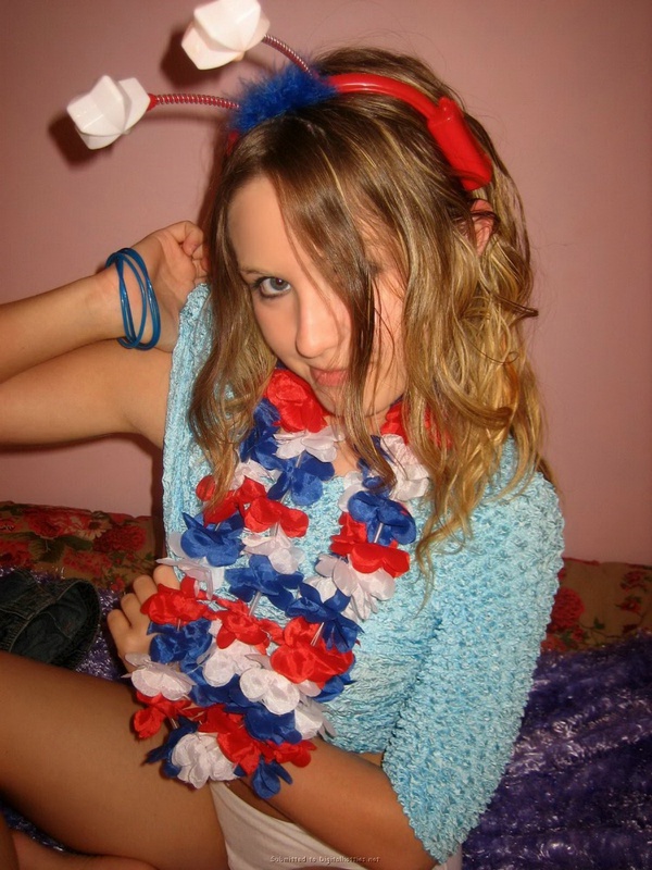 Американка-патриотка мастурбирует киску пальчиками 32 фото
