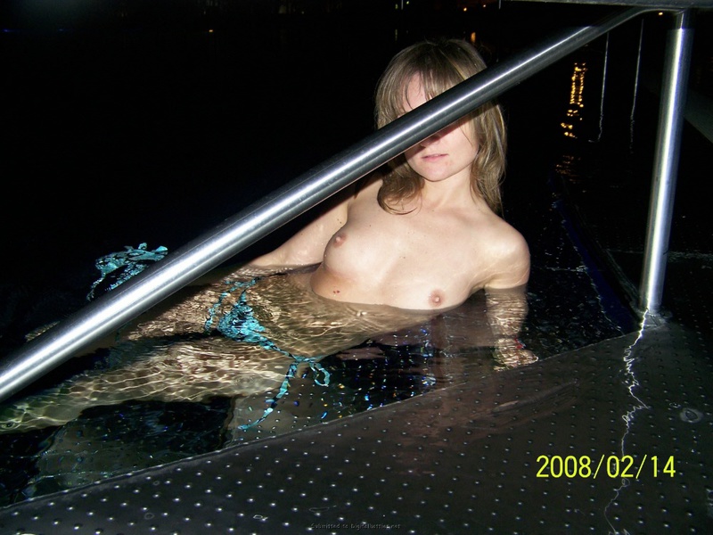 Соска залезла в бассейн и сняла лифчик 11 фото