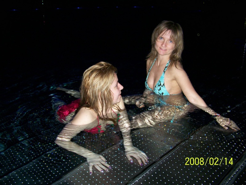 Соска залезла в бассейн и сняла лифчик 10 фото