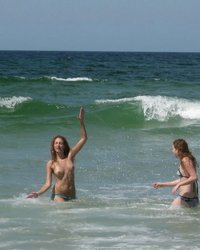 Подружки поплескались в океане, а после засветили свои прекрасные сиськи 4 фотография