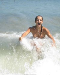 Кристина отрывается по полной на морском побережье 7 фото
