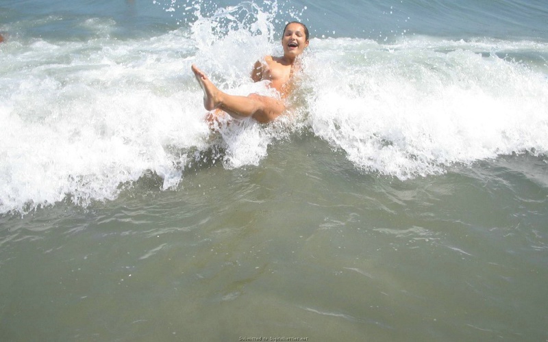 Кристина отрывается по полной на морском побережье 6 фото
