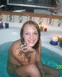 Молодая соблазнительница принимает ванну 6 фотография