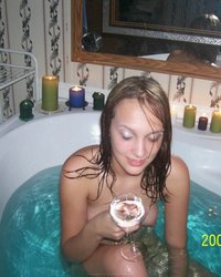 Молодая соблазнительница принимает ванну 1 фото
