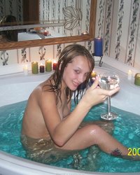 Молодая соблазнительница принимает ванну 20 фото