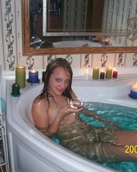 Молодая соблазнительница принимает ванну 34 фотография