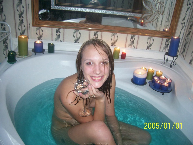 Молодая соблазнительница принимает ванну 6 фото