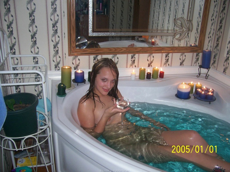 Молодая соблазнительница принимает ванну 34 фото